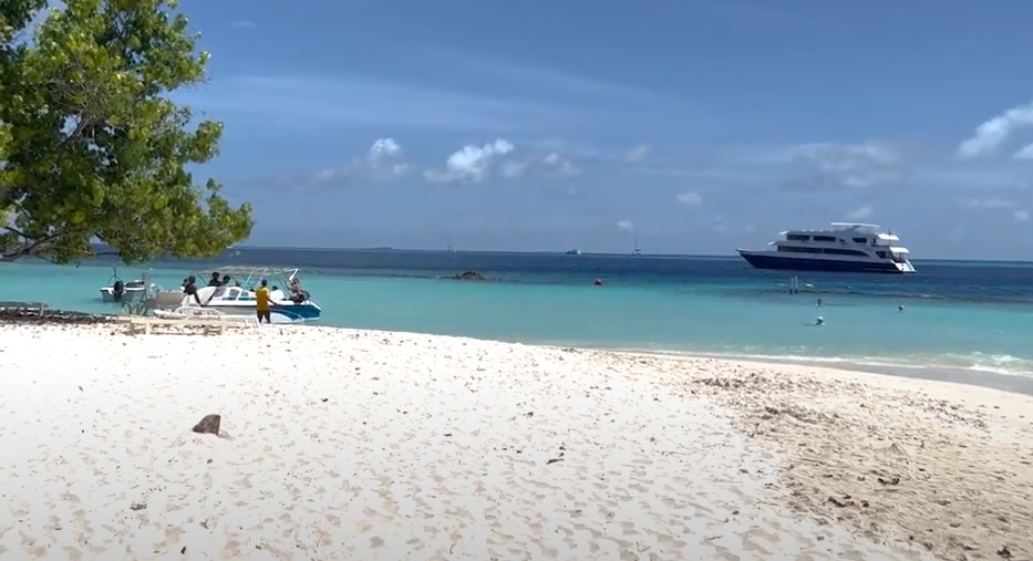 Thulusdhoo Island